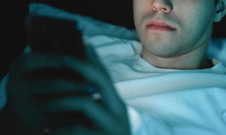 Recent study reveals the worse application to use before sleeping